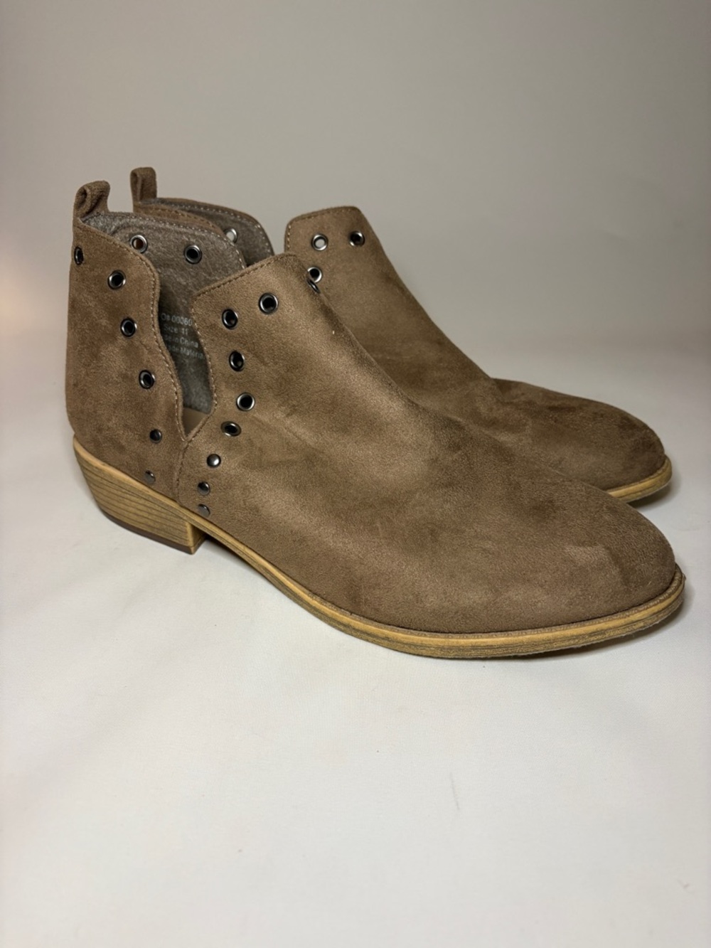 Journee Collection Rimi Taupe Suede Ankle Booties‎ with Eyelet Detail Size 11